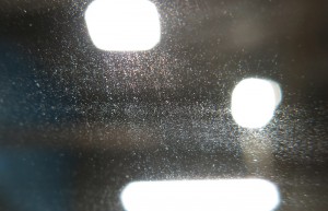 Neblina blanca: marcas en el vidrio